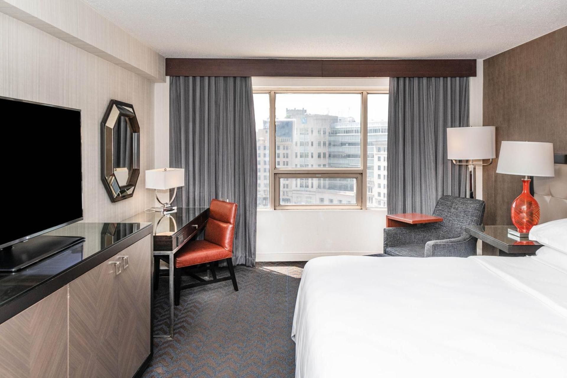 Deluxe Guest room, 1 King, Monument view