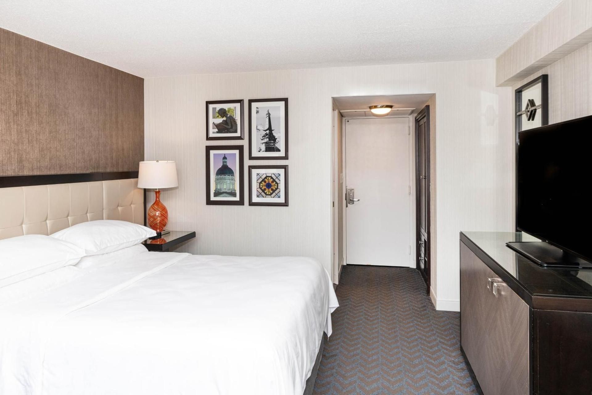 Traditional King Room with Adapted Tub - Mobility and Hearing Accessible