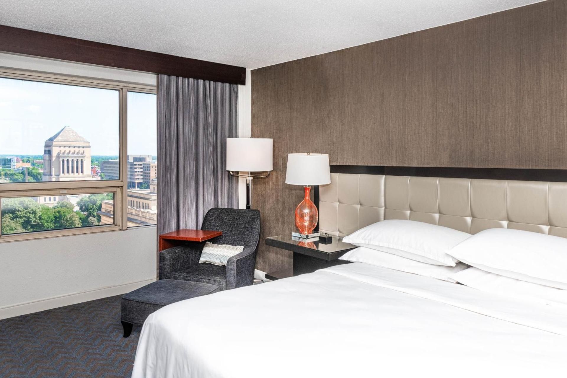 Executive Suite, 1 King, Sofa bed, City view