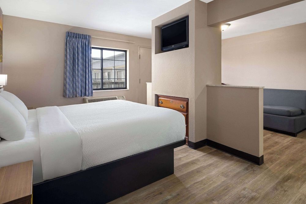 Studio Suite, 1 King Bed, Non Smoking