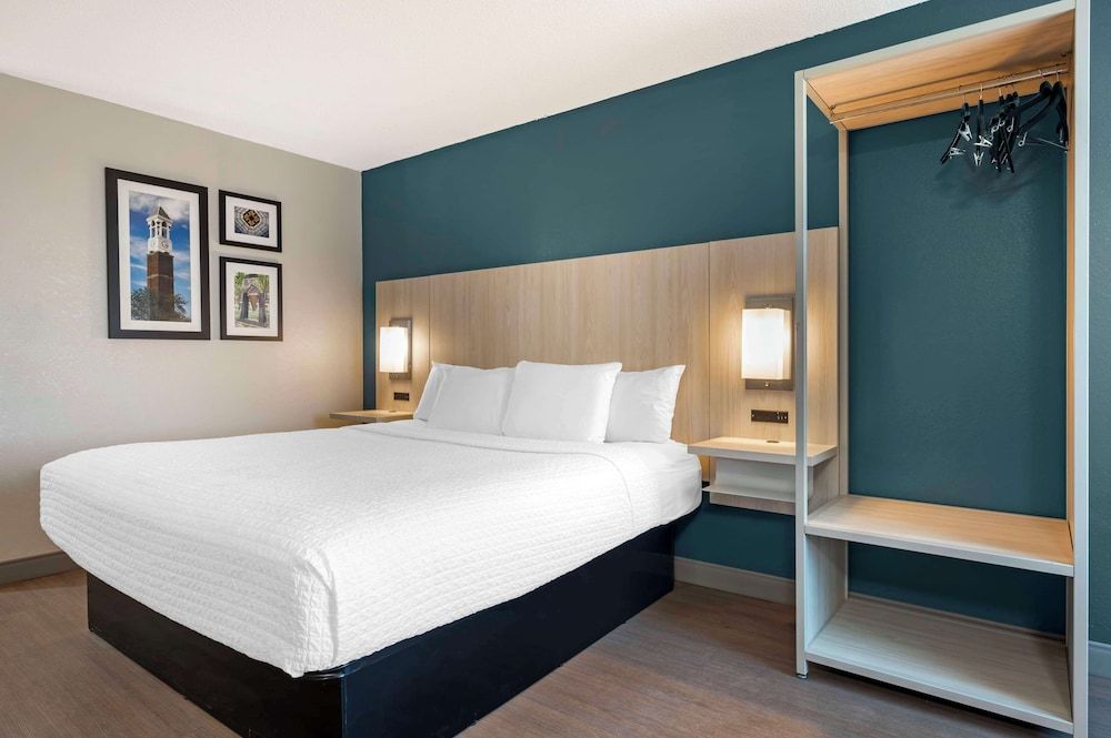 Suite, 1 King Bed with Sofa bed, Non Smoking, Refrigerator & Microwave (with Sofabed)