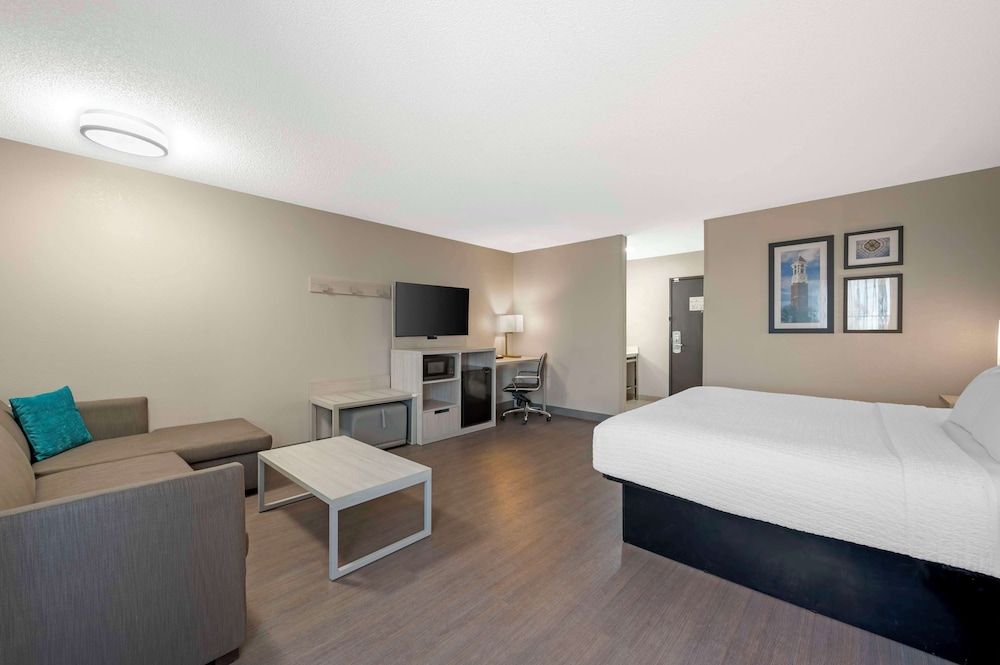 Suite, 1 King Bed with Sofa bed, Non Smoking, Refrigerator & Microwave (with Sofabed)