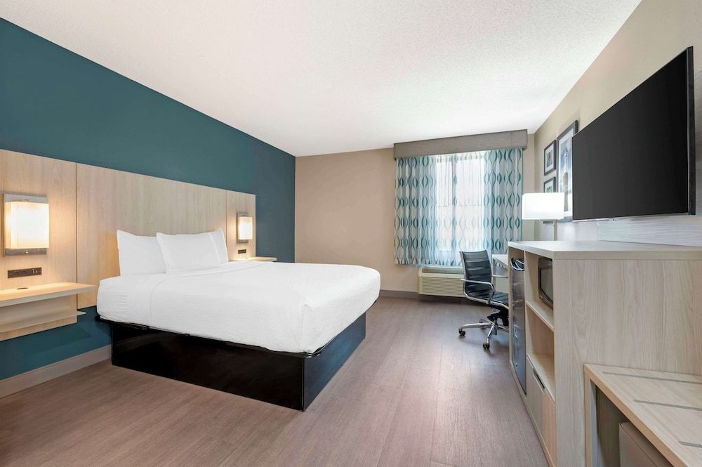 Standard Room, 1 Queen Bed, Non Smoking, Refrigerator & Microwave