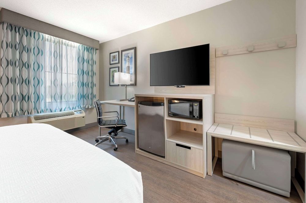 Standard Room, 1 Queen Bed, Accessible, Refrigerator & Microwave