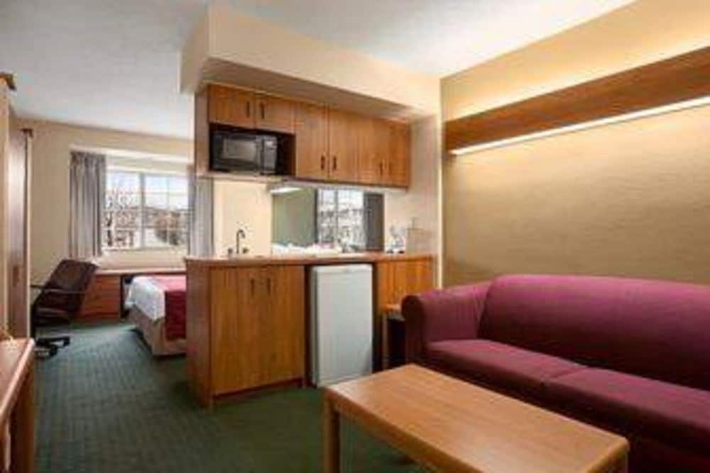 Suite, 1 Queen Bed with Sofa bed, Accessible, Non Smoking