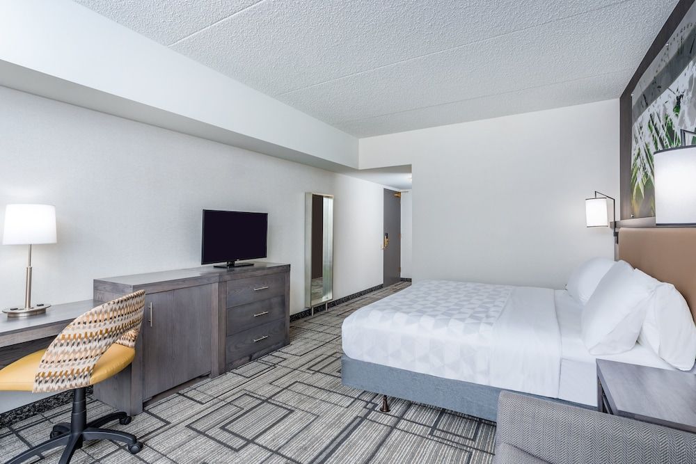 Standard Room, 1 King Bed, Balcony