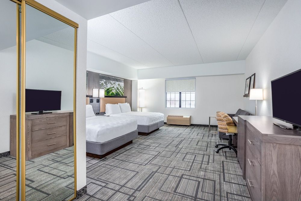 Room, 2 Queen Beds, Accessible (Roll-In Shower)