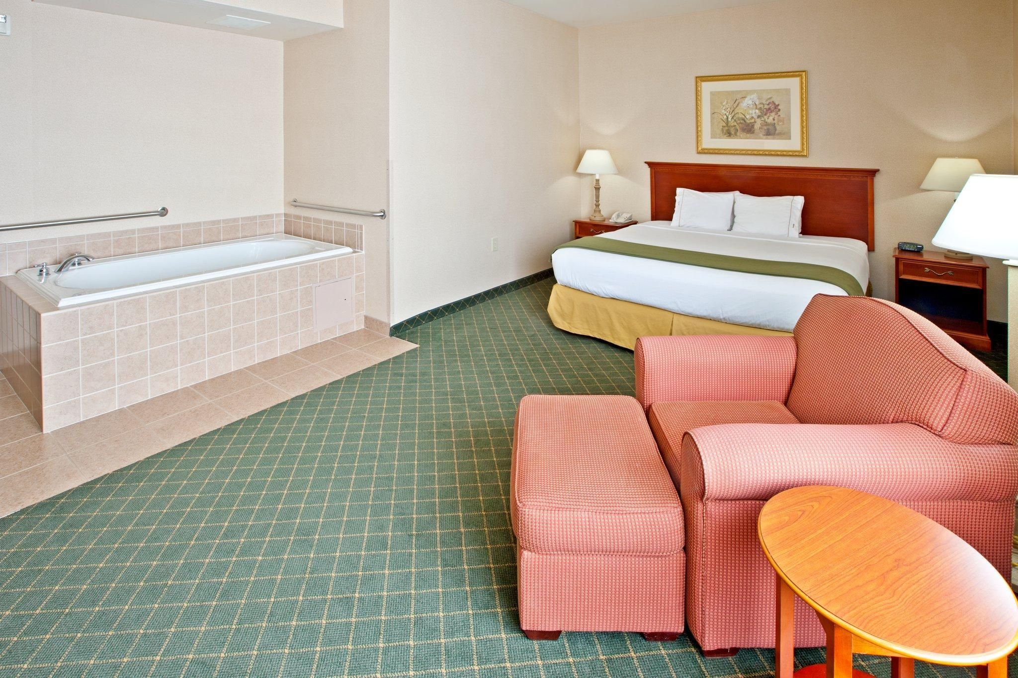 1 King Bed Suite Whirlpool Non-Smoking