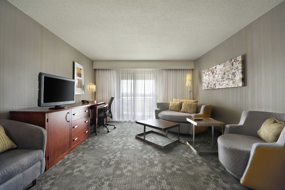 Suite, 1 Bedroom (Mobility/Hearing Access, Roll-In Shwr)
