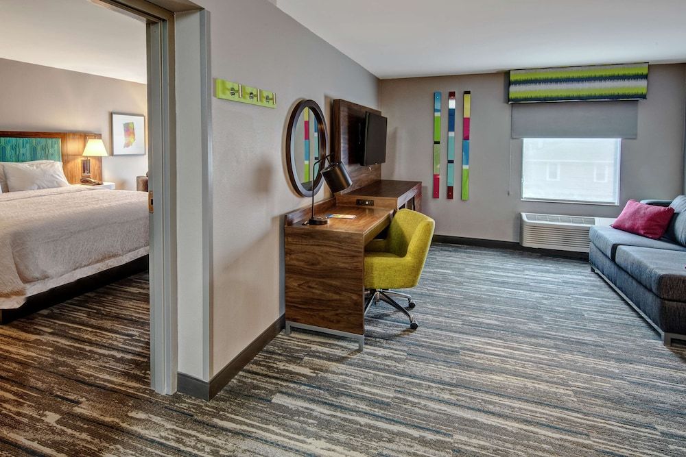 Suite, 1 King Bed, Accessible