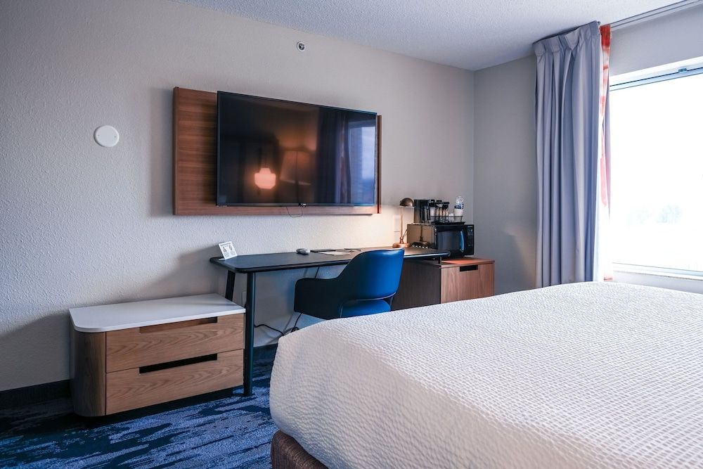 Room, 1 King Bed, Non Smoking (Mobility/Hearing Access, Roll-In Shwr)