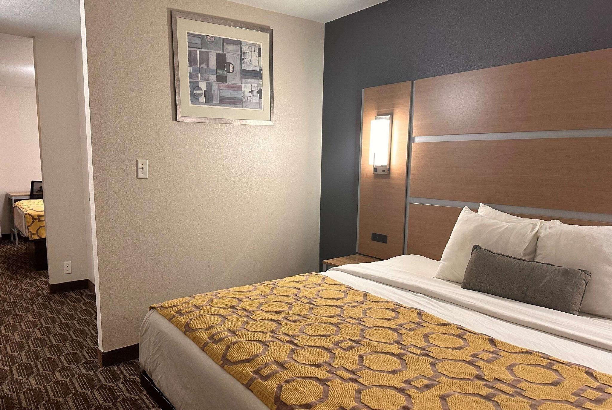 1 King and 1 Queen Bed, Non-Smoking