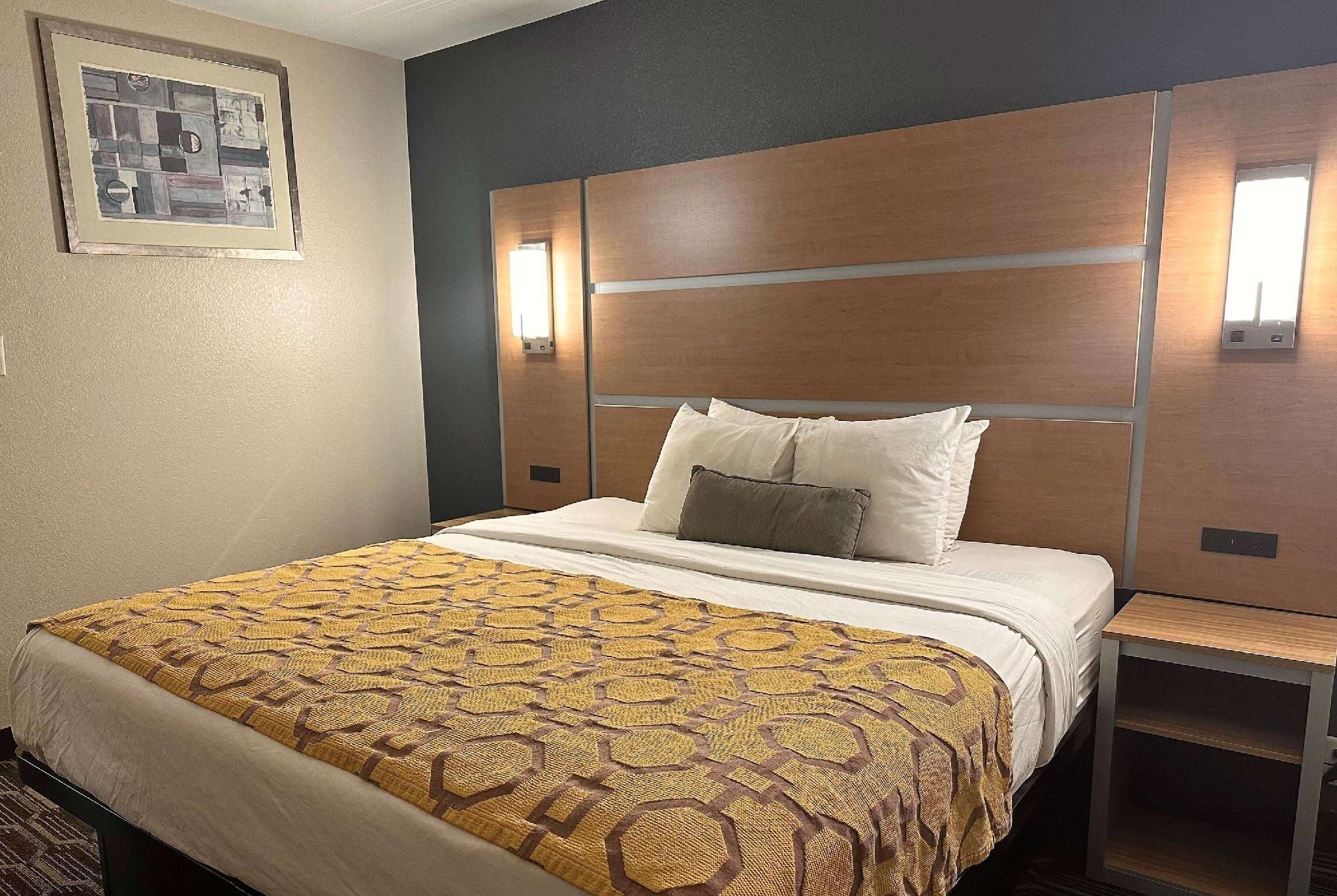 1 King Bed, Mobility Accessible Room, Bathtub w/ Grab Bars, Non-Smoking