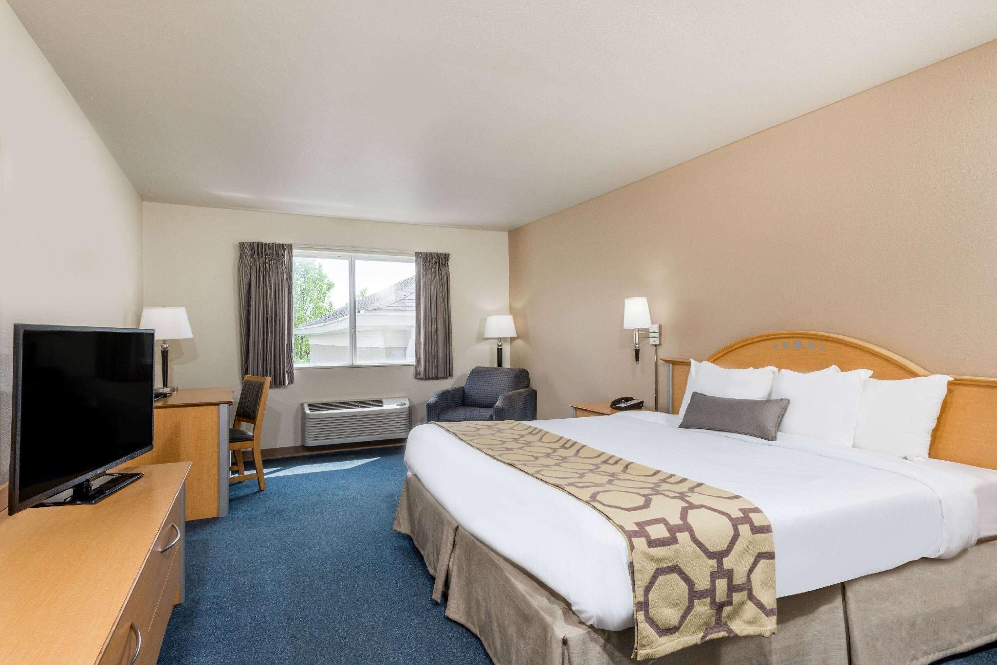 1 King Bed, Mobility Accessible Room, Bathtub w/ Grab Bars, Non-Smoking