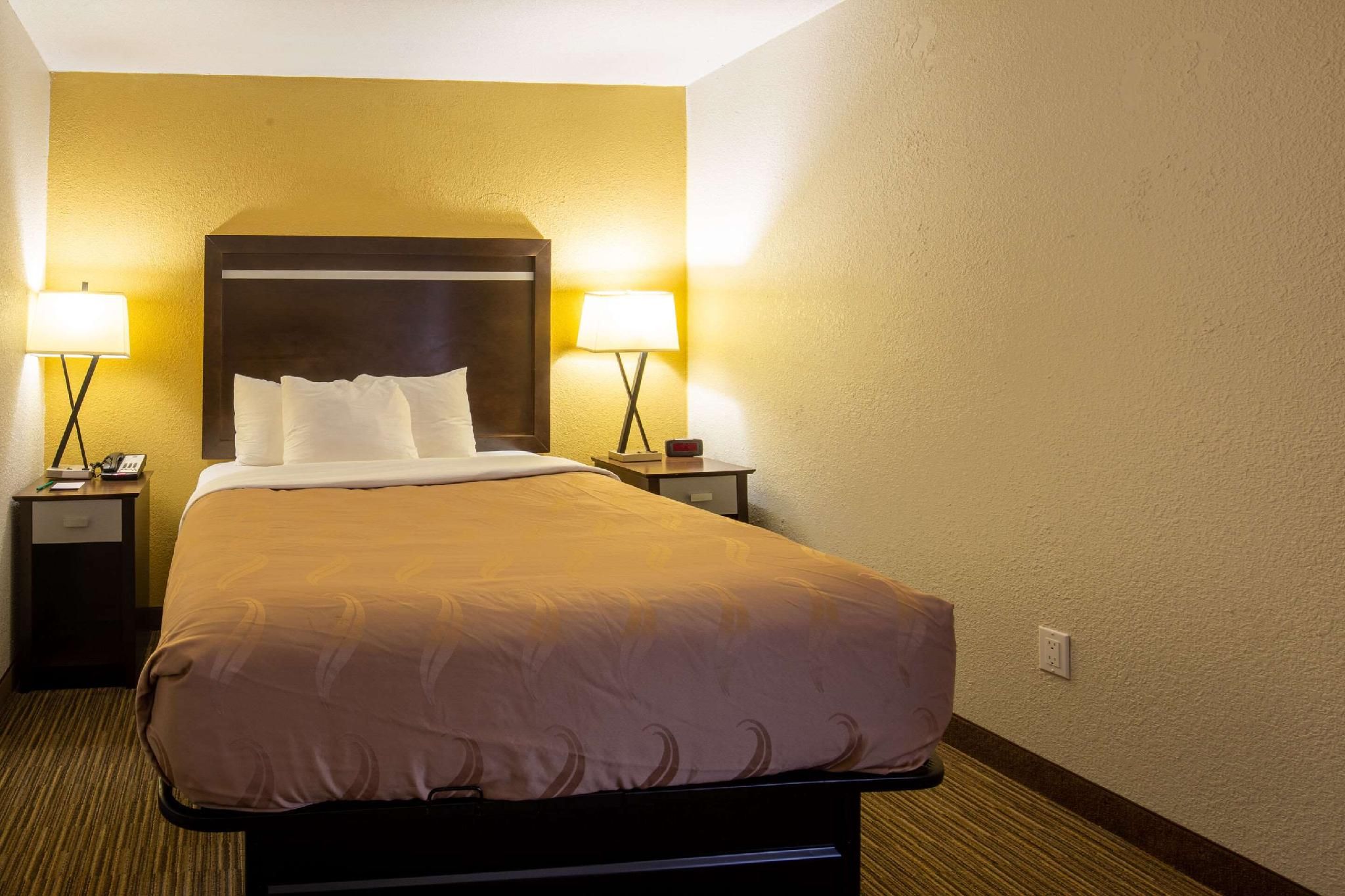 1 King Bed, Efficiency, Nonsmoking, Upgrade