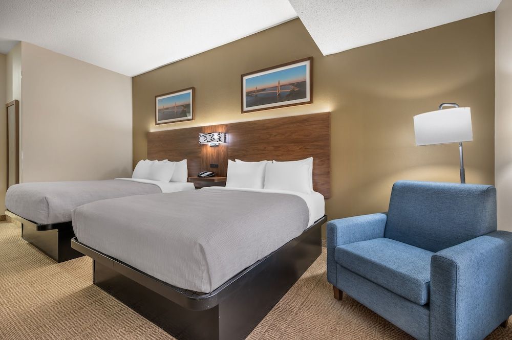2 Queen Beds (Mobility Accessible, Walk-in Shower, Non Smoking)