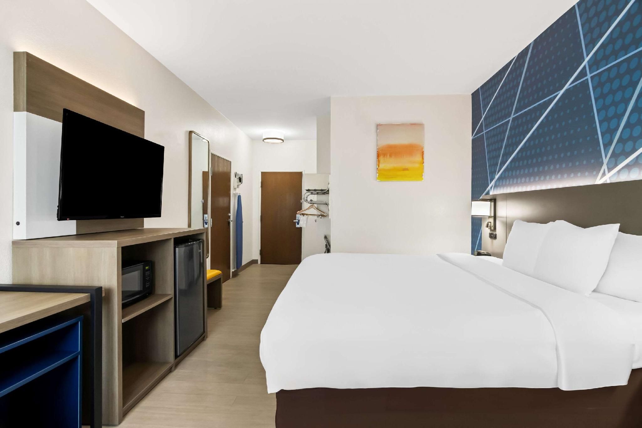 1 King Bed Non-Smoking Accessible