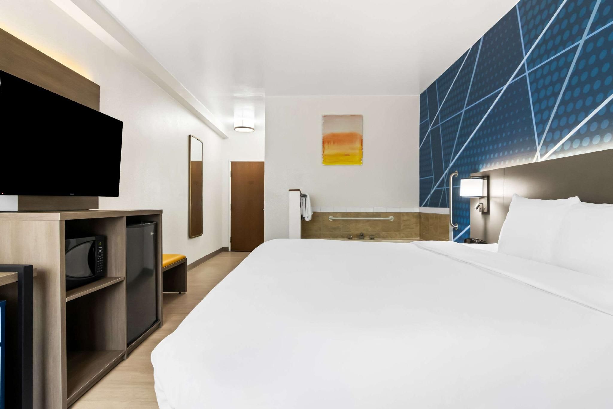 1 King Bed Suite Non-Smoking
