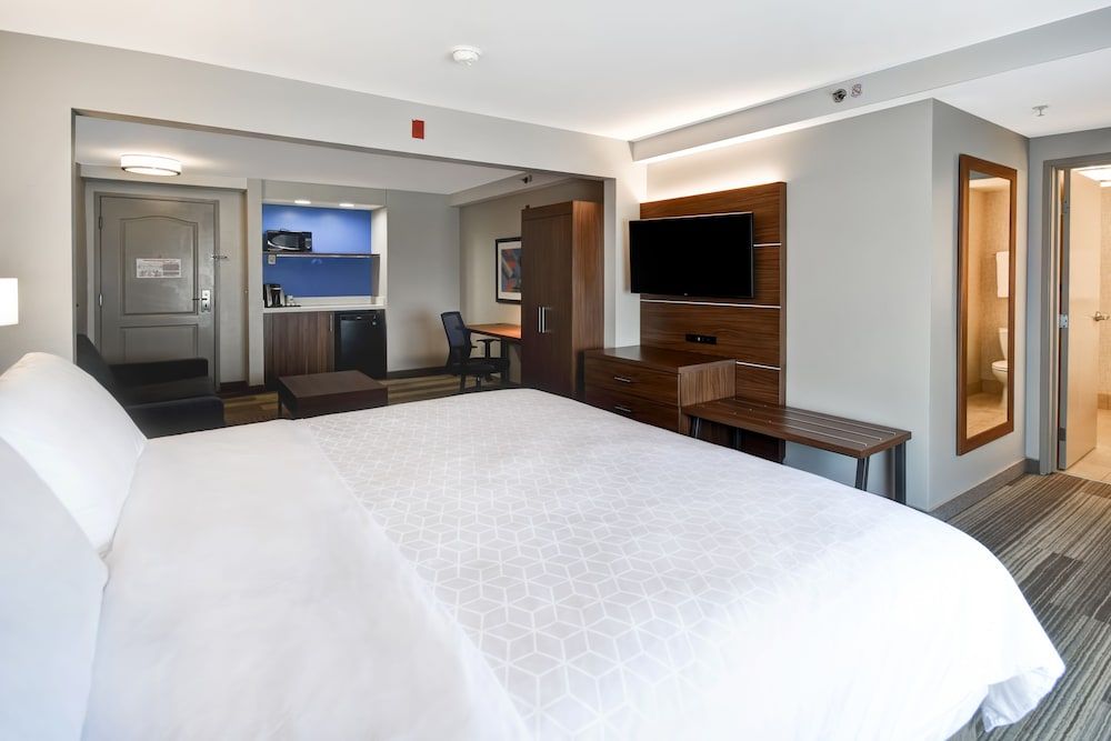 Suite, 1 King Bed, Accessible (Communications)
