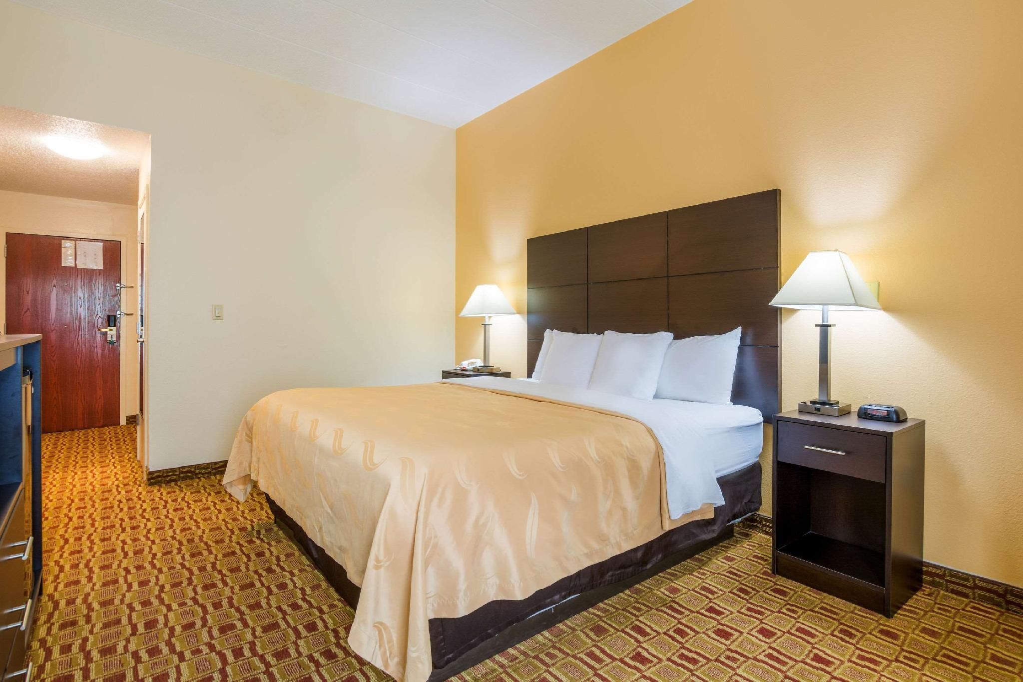 1 King Bed, Nonsmoking, Accessible