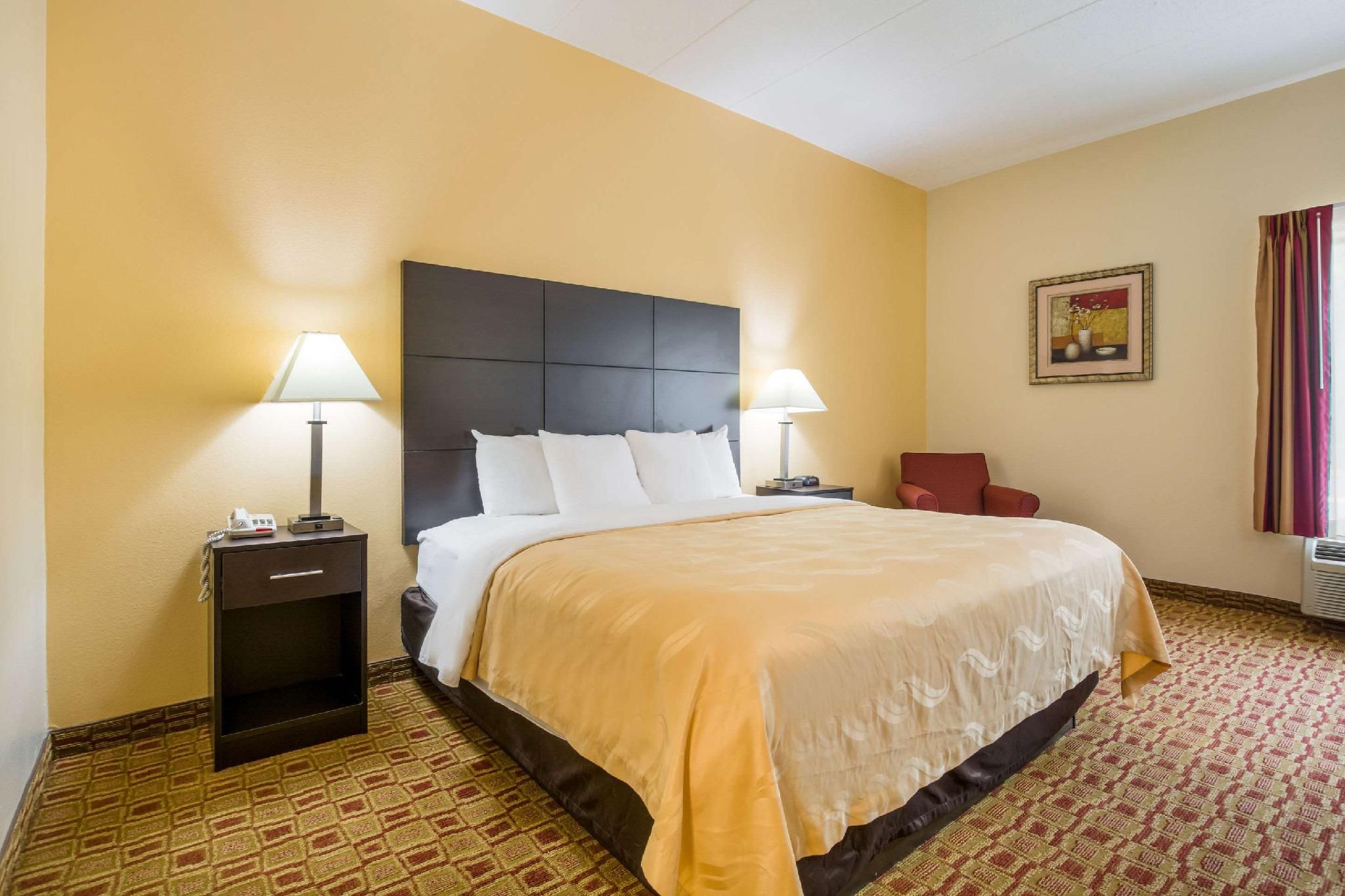 1 King Bed, Nonsmoking, Accessible