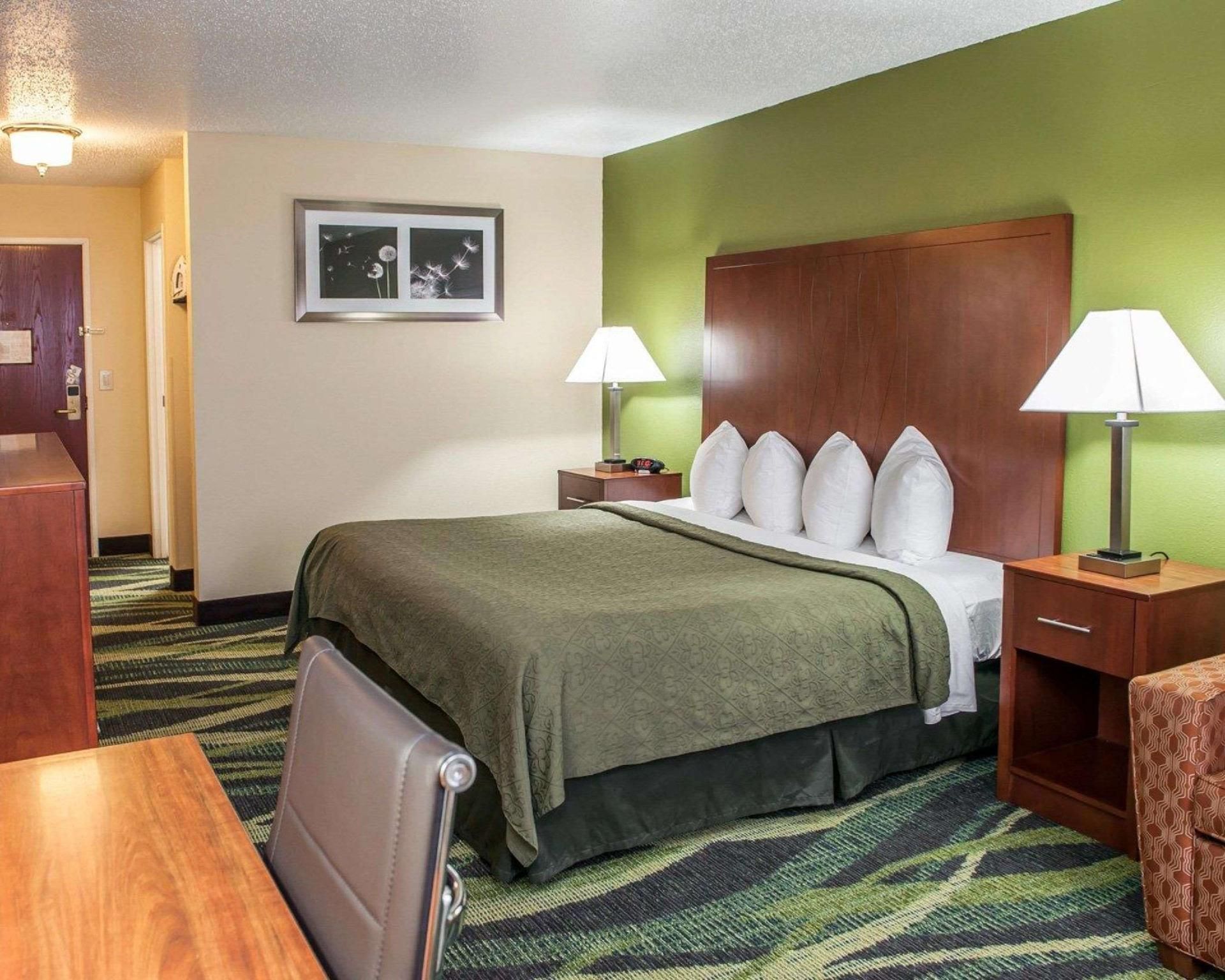 1 King Bed, Nonsmoking, Accessible