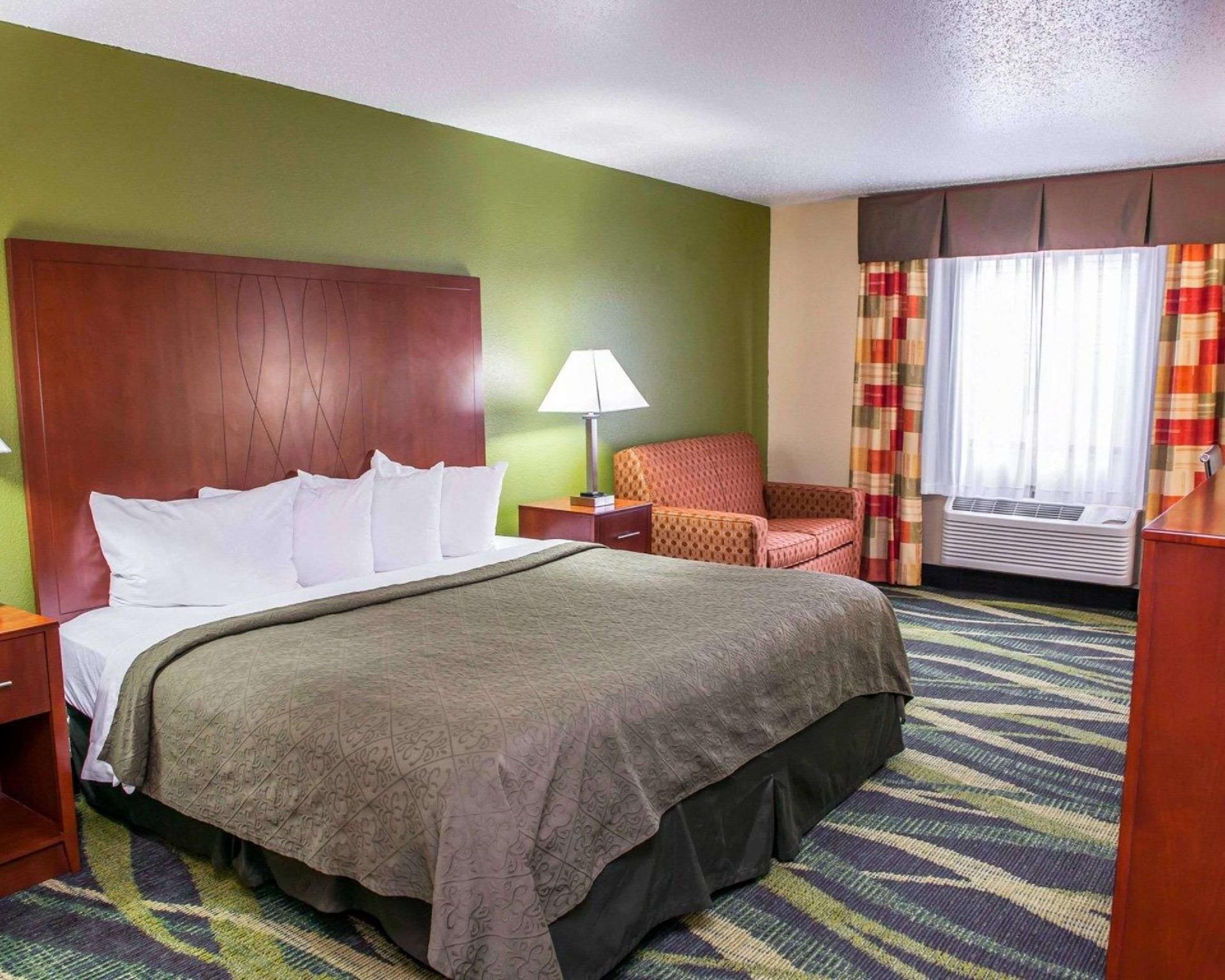 1 King Bed, Nonsmoking, Accessible