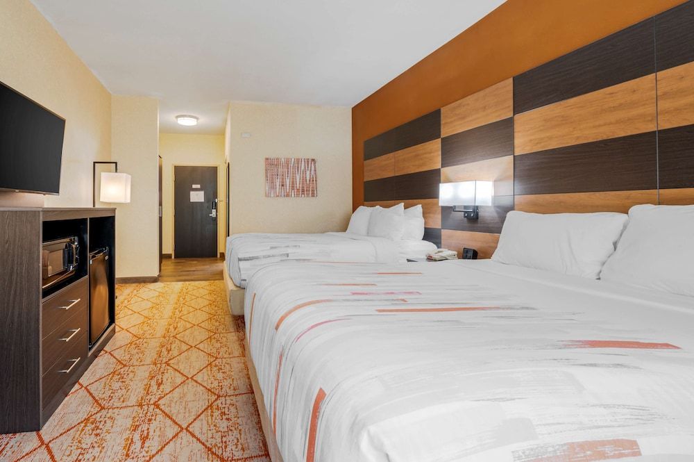 Best Western Plus Warsaw Standard Room, 2 Queen Beds, Non Smoking, Refrigerator & Microwave