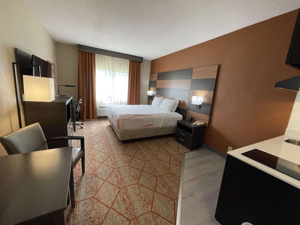 Best Western Plus Warsaw Standard Room, 1 King Bed, Non Smoking, Kitchenette 5