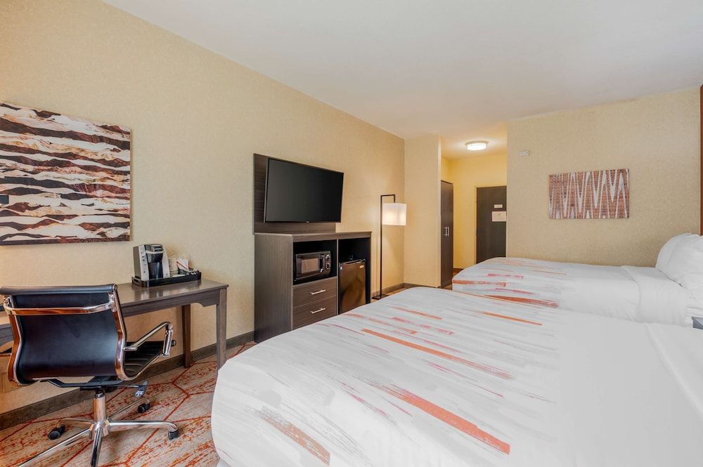 Best Western Plus Warsaw Standard Room, 2 Queen Beds, Non Smoking, Refrigerator & Microwave 8