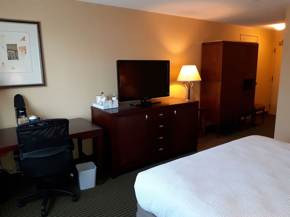 Quality Inn West Lafayette - University Area Standard Room, 1 King Bed, Non Smoking 8