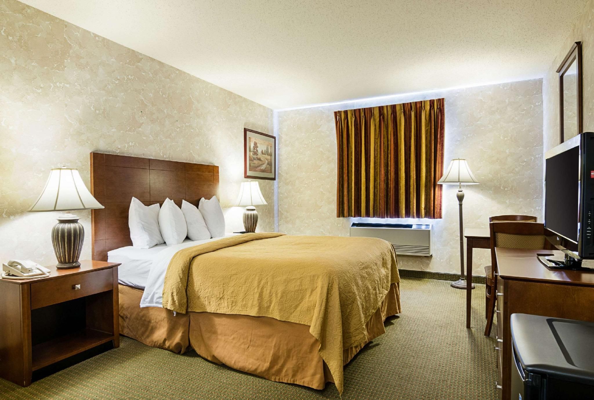 Quality Inn Hays I-70 1 Queen Bed, Nonsmoking