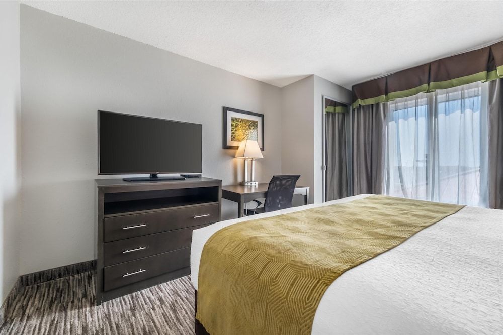 Best Western Plus Liberal Hotel & Suites Suite, 1 King Bed with Sofa bed, Non Smoking, Kitchenette (with Sofabed) 2