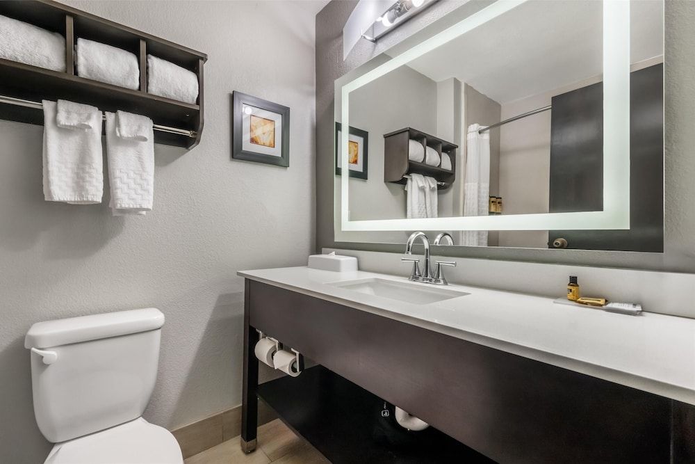 Best Western Plus Liberal Hotel & Suites Suite, 1 King Bed with Sofa bed, Non Smoking, Kitchenette (with Sofabed) 3