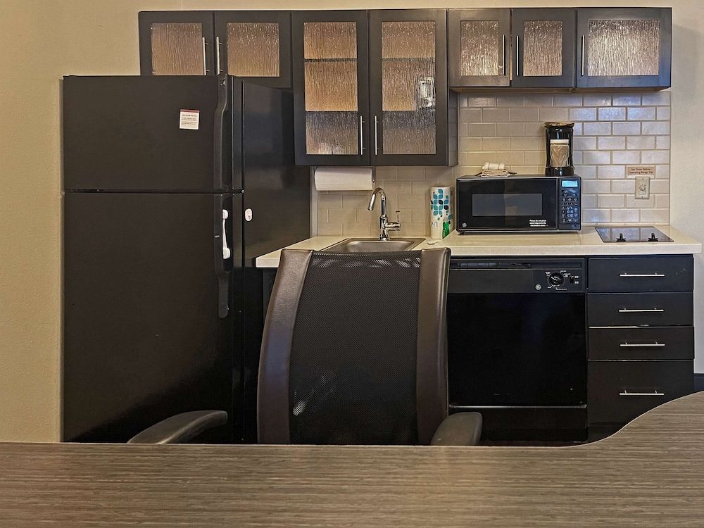 MainStay Suites Kansas City Overland Park Suite, 1 Queen Bed, Accessible, Non Smoking (Tub) 4