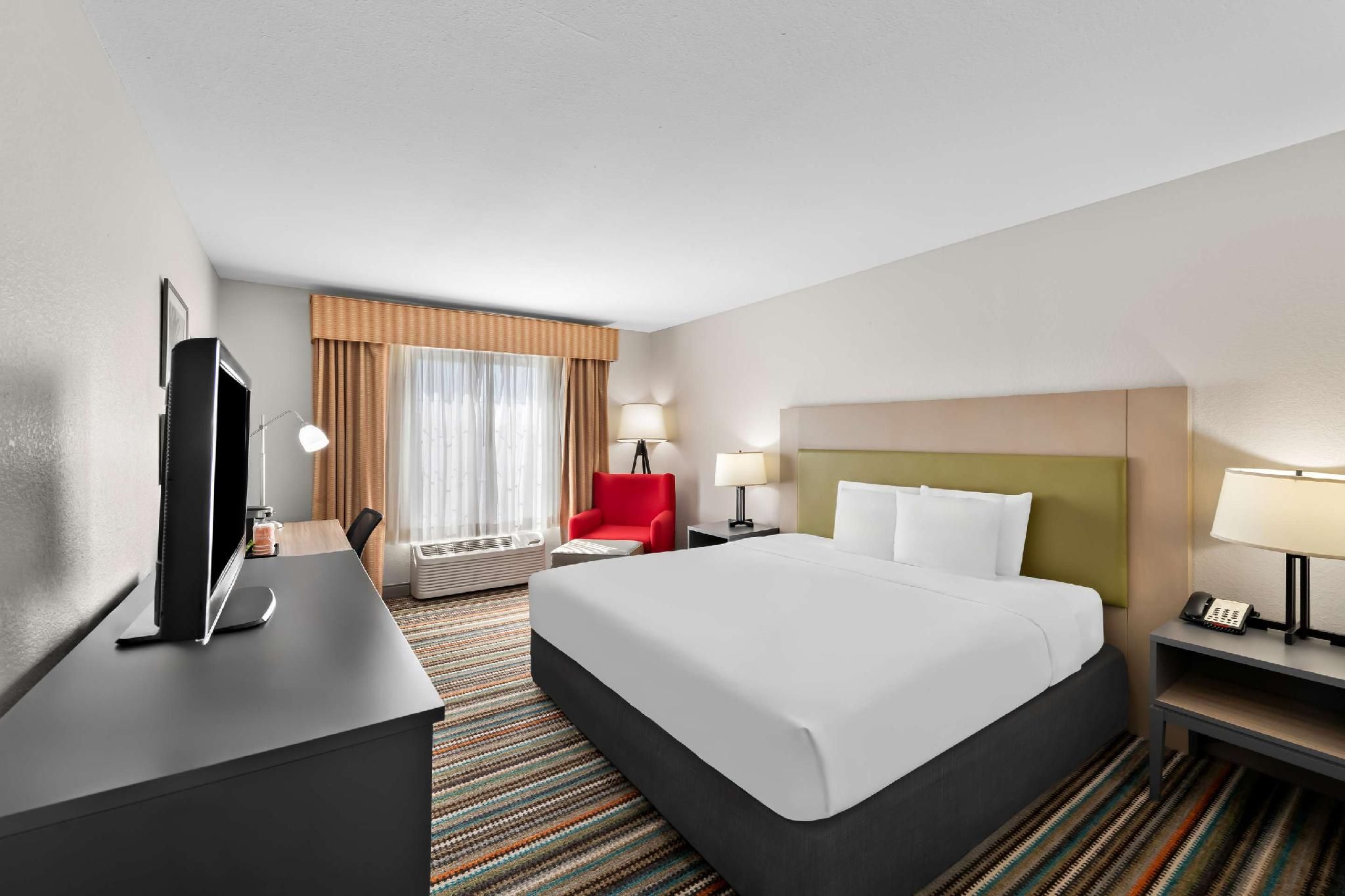 1 King Bed, Nonsmoking, Accessible