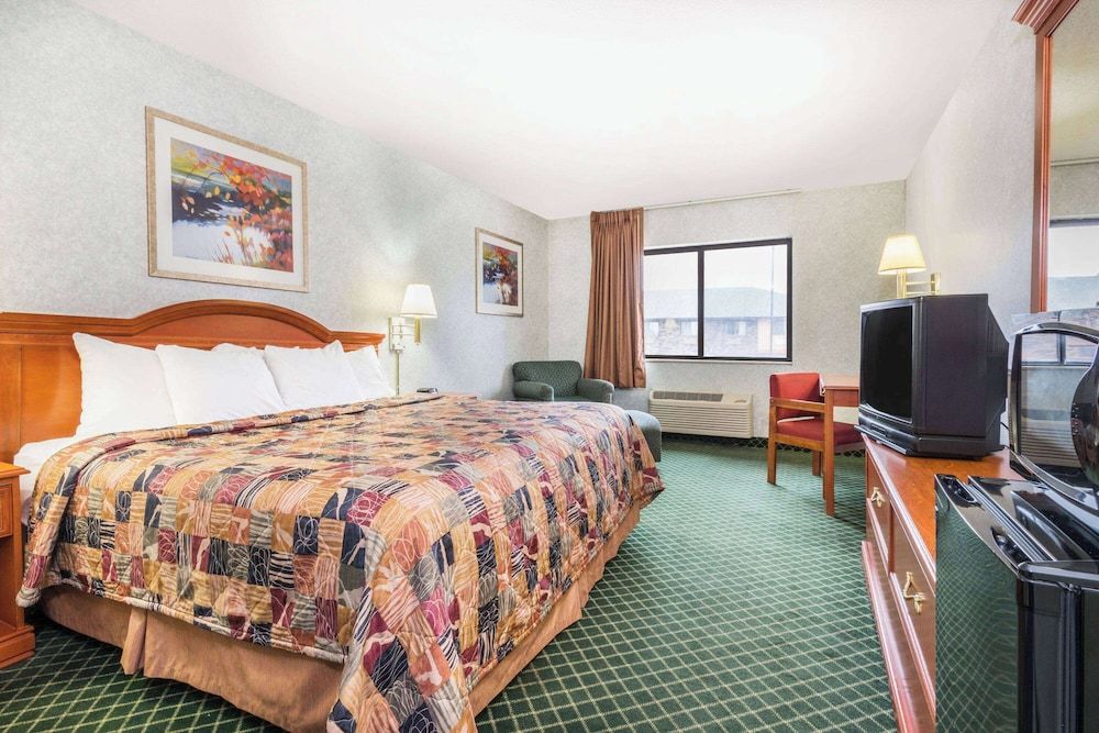 Room, 1 King Bed, Accessible, Non Smoking (Mobility, Bathtub w/Grab Bars)
