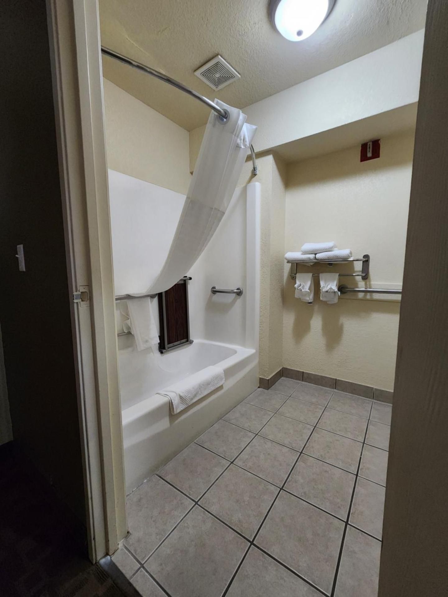 1 Queen Bed, Business Room, Nonsmoking, Accessible