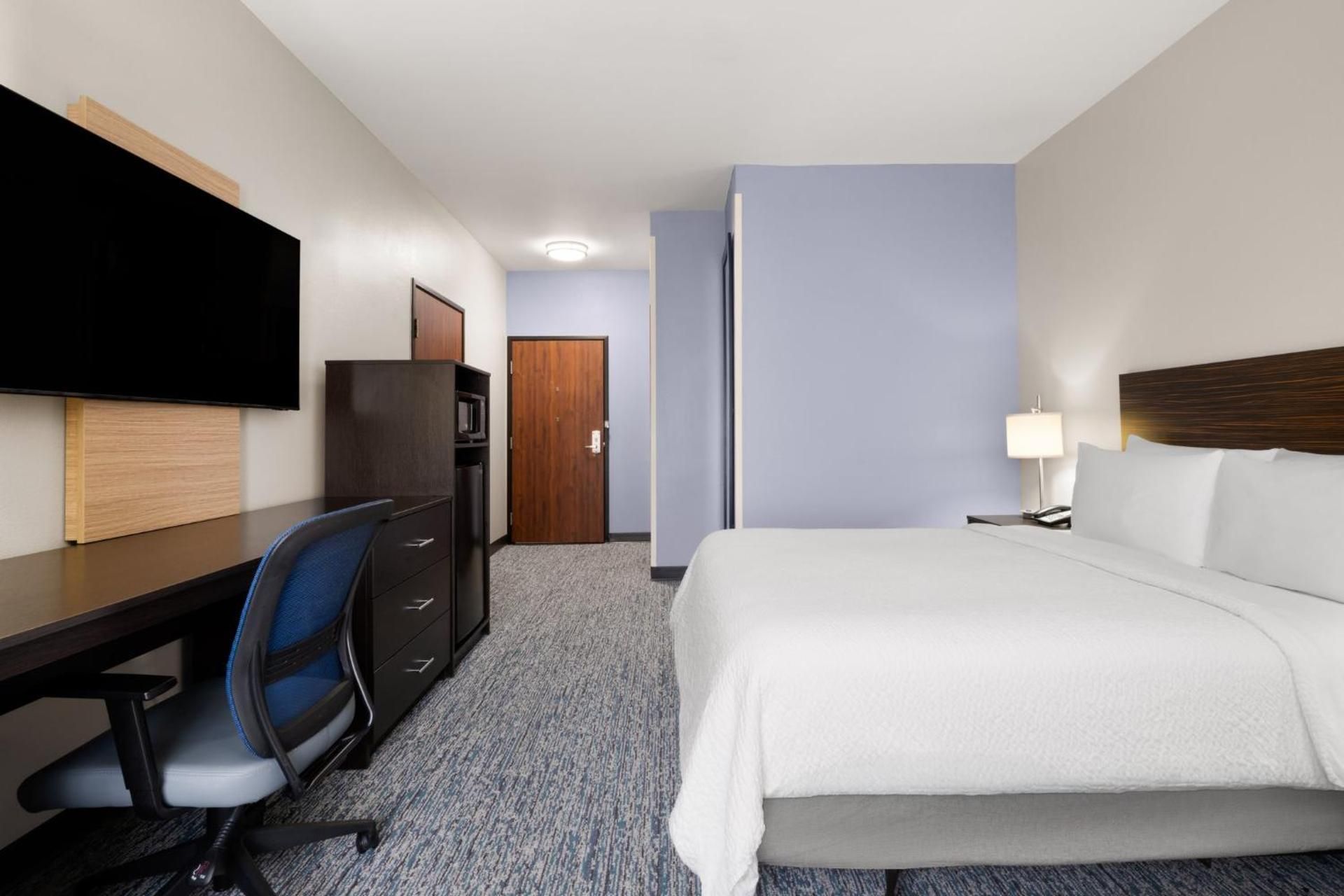 1 King Suite Mobility Accessible Tub