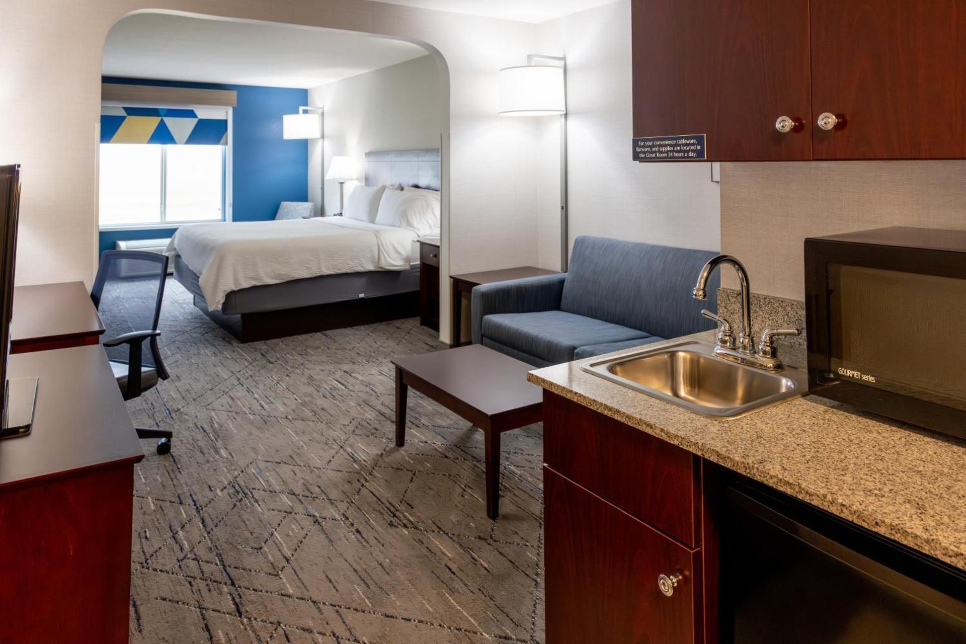 1 King Bed Suite Non-Smoking