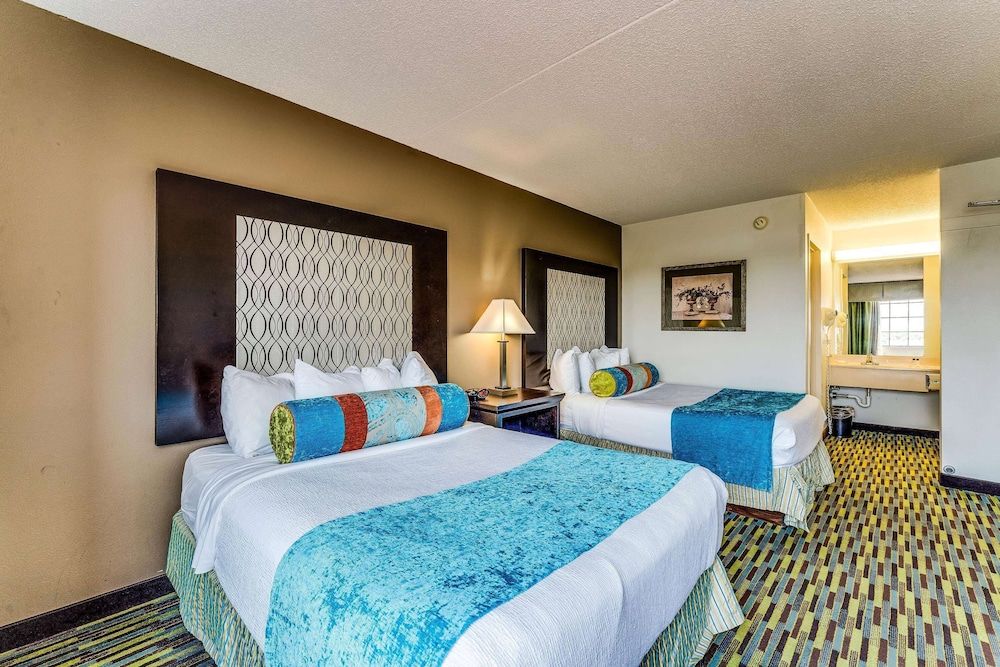Family Suite, 2 Bedrooms, Non Smoking (1 King and 2 Queen Beds)