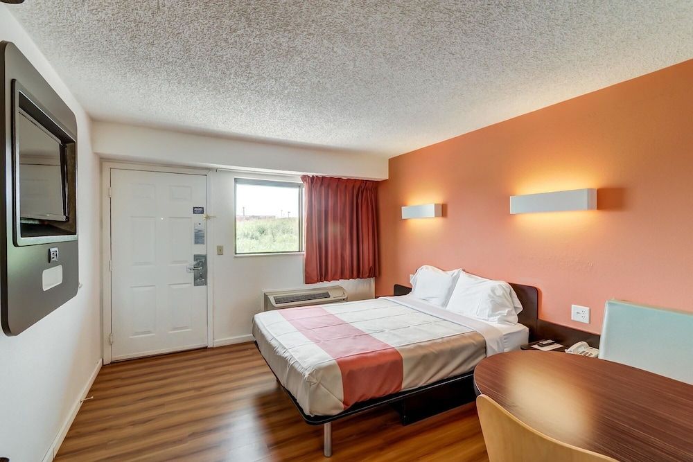 Motel 6 Berea, KY Standard Room, 1 King Bed, Accessible, Non Smoking