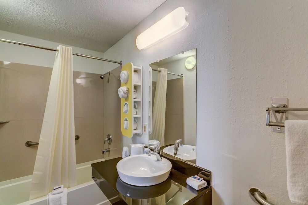 Motel 6 Berea, KY Standard Room, 1 King Bed, Accessible, Non Smoking 5