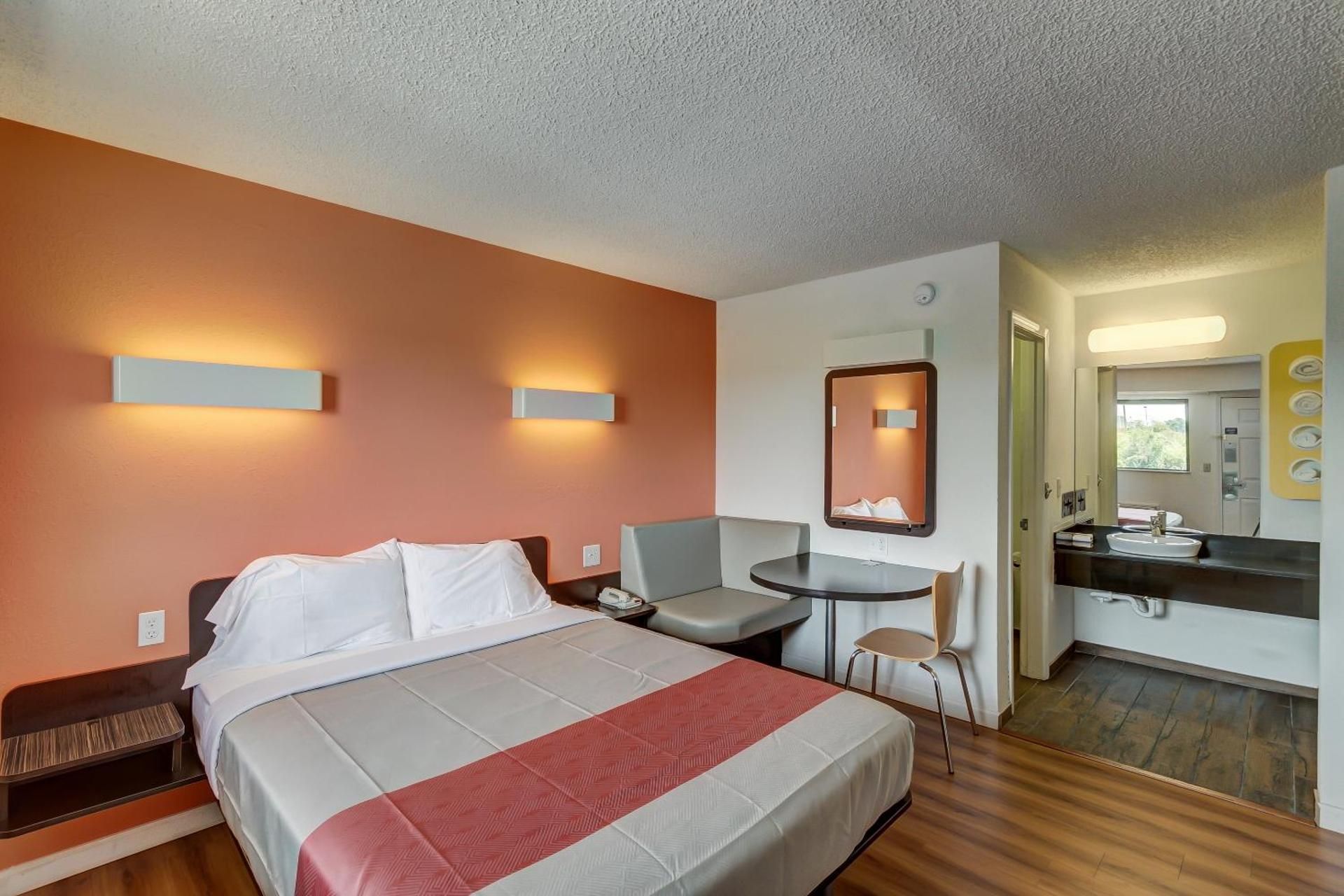 Motel 6 Berea, KY 1 Queen Bed  Non-Smoking, Micfridge 2