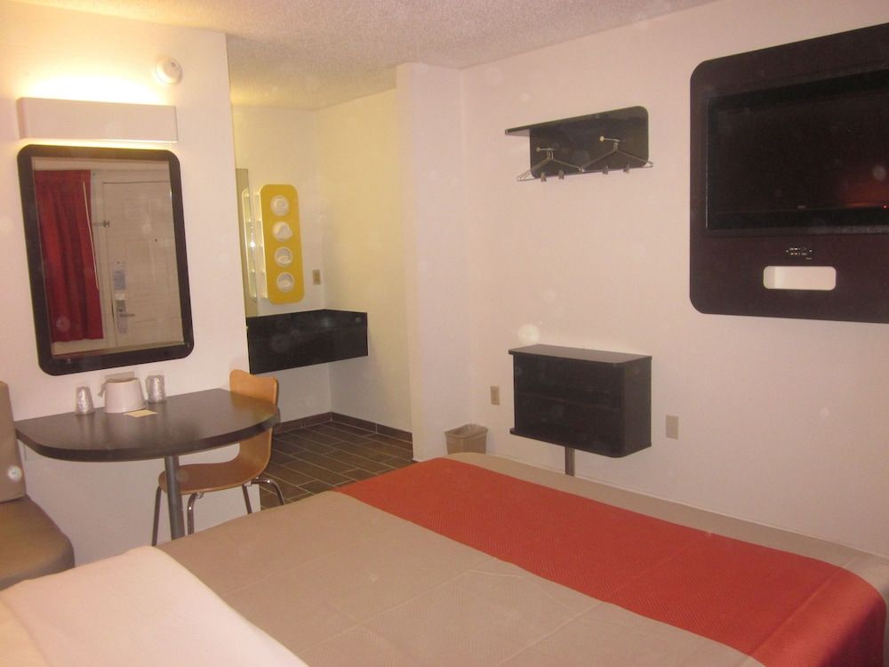 Motel 6 Berea, KY Deluxe Room, 1 Queen Bed, Non Smoking, Refrigerator & Microwave 7