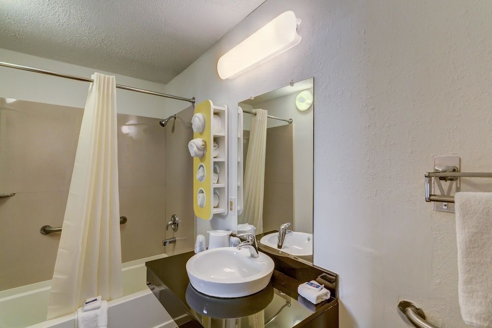 Motel 6 Berea, KY Deluxe Room, 2 Queen Beds, Non Smoking, Refrigerator & Microwave 4