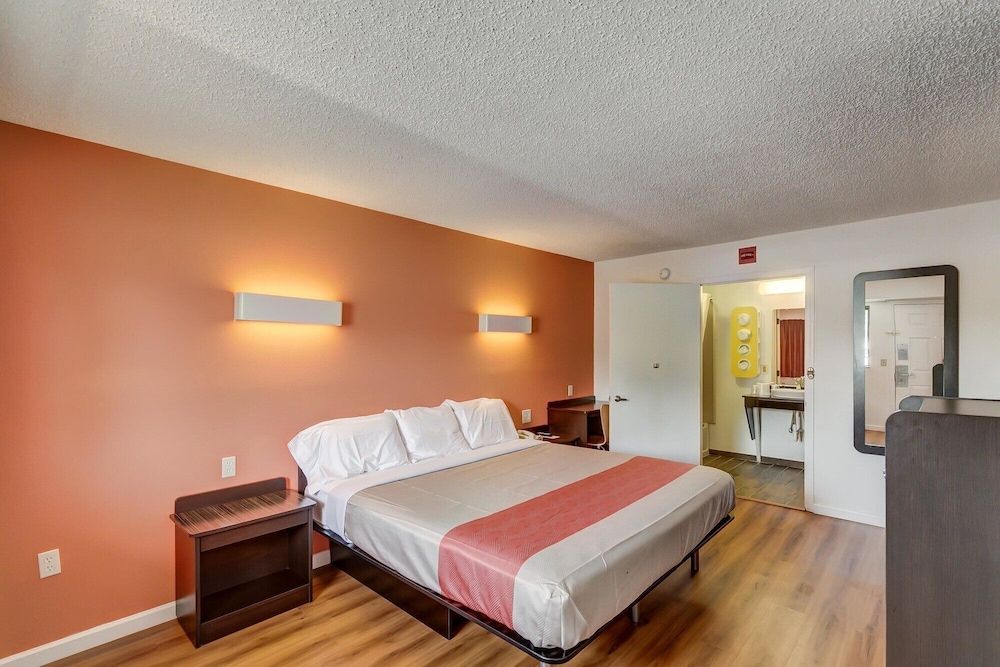 Motel 6 Berea, KY Standard Room, 1 King Bed, Accessible, Non Smoking 4