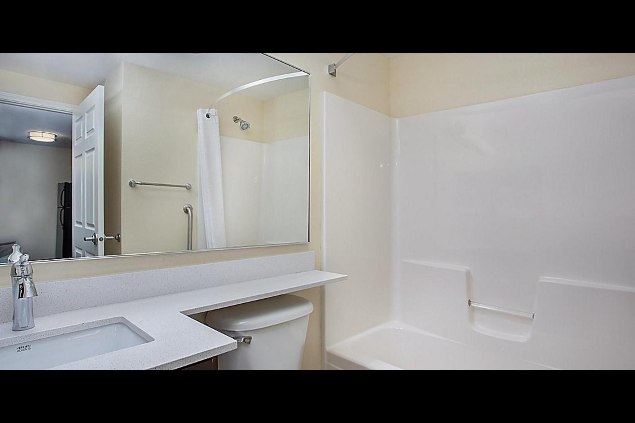 1 Queen Studio Suite Comm Mobility Accessible Tub