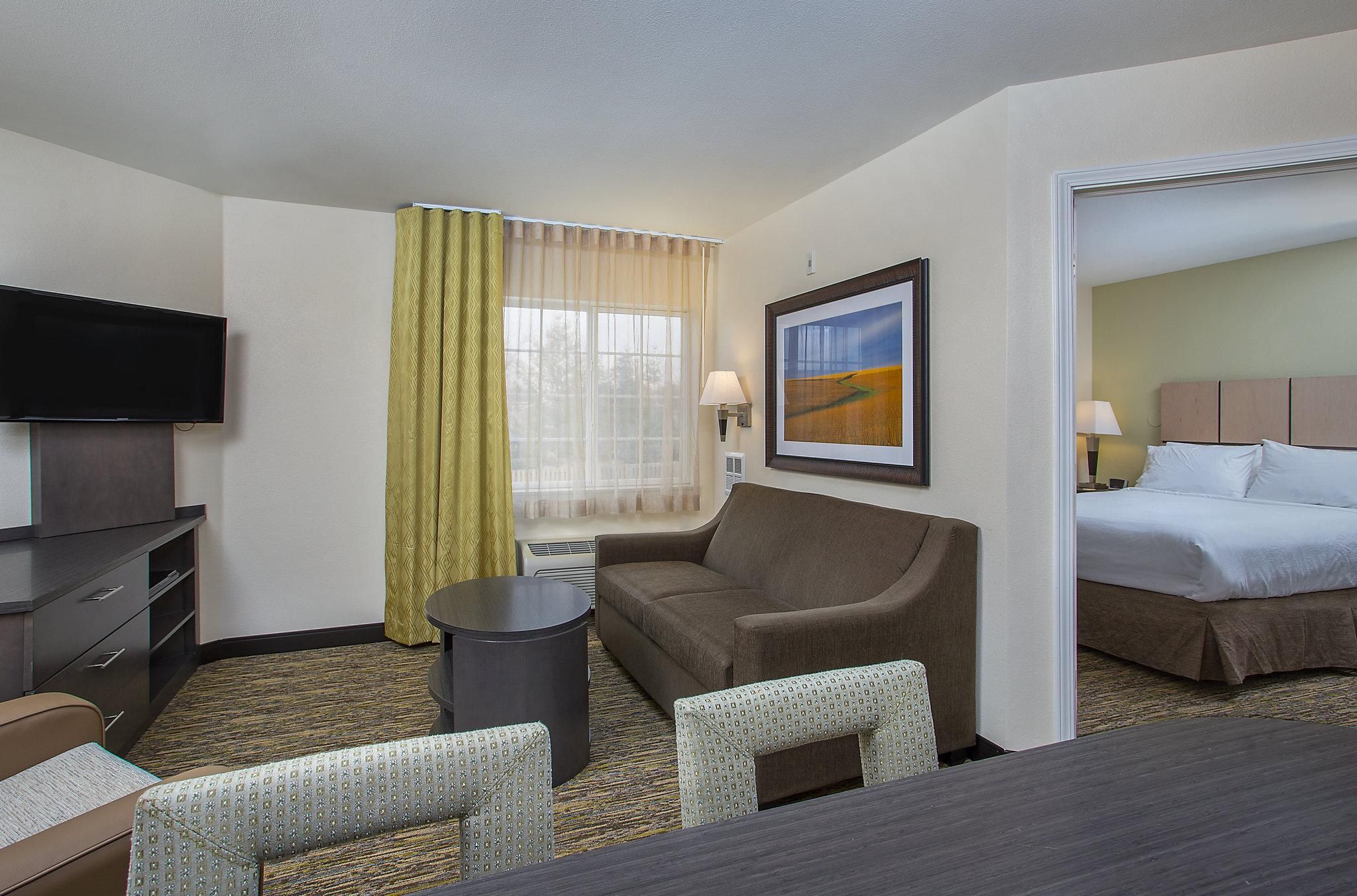 1 Queen 1 Bedroom Suite