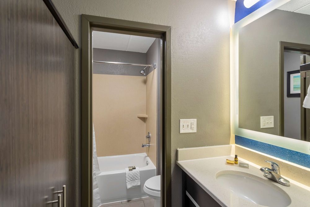 Best Western Plus Bowling Green Standard Room, 2 Queen Beds, Non Smoking, Refrigerator & Microwave 4